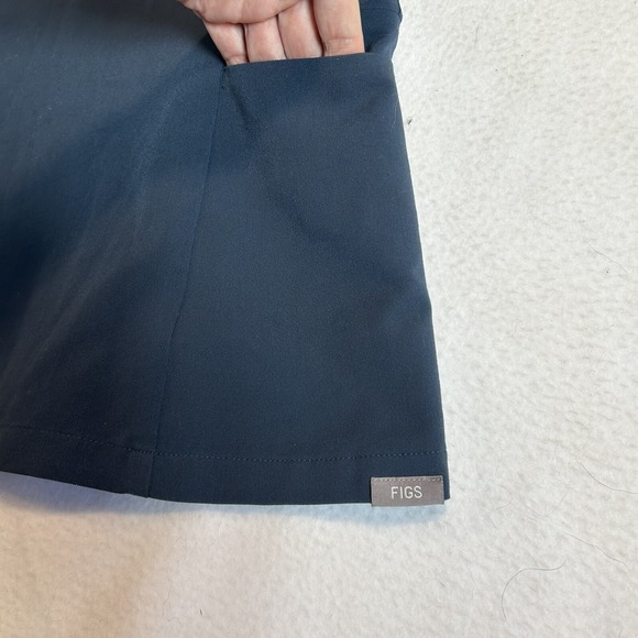 FIGS Scrub Top Woman Medium V Neck 2 Front To Side Pockets 1 Zip Pocket Teal EUC - Picture 3 of 9
